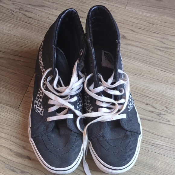 Vans Black‎ and White Low-Top Sneakers - Picture 3 of 6